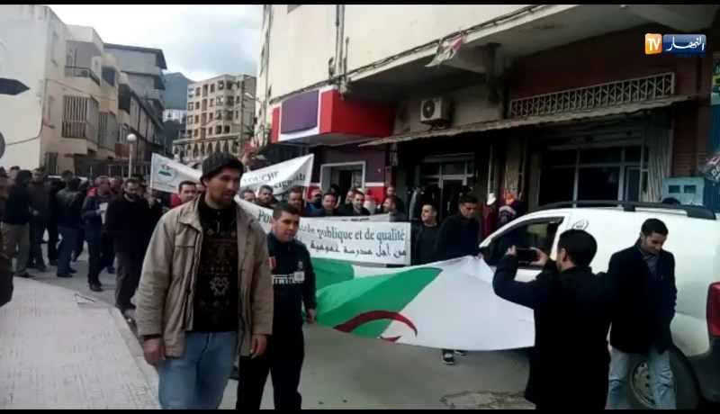 بجاية : الأساتذة المضربين في مسيرة سلمية تنديدا بقرار عزل الاساتذة !!