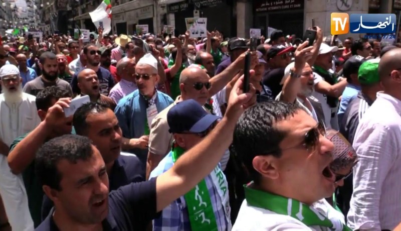 سياسة: مسيرات سلمية في العاصمة للمطالبة برحيل رموز النظام السابق
