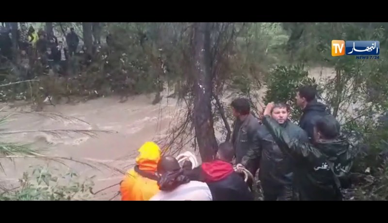 شاهد..لحظة العثور على الشاب المفقود الذي جرفه وادي بوبهير في تيزي وزو