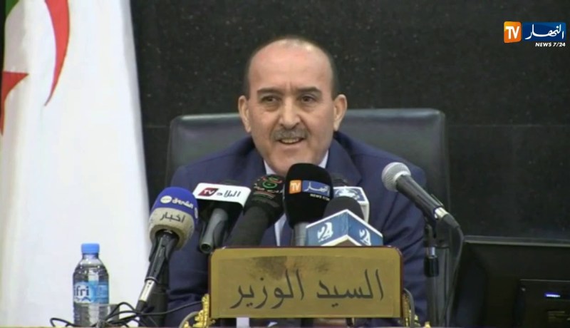 وزير الداخلية: “توزيع السكنات يجب أن يتم بالعدل”