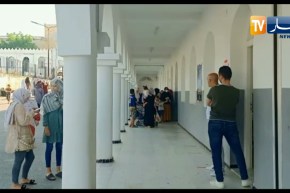 سكيكدة: اقبال كبير للنسوة على مكاتب التصويت في التفس الاخير من العملية بالحروش