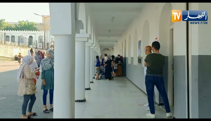 سكيكدة: اقبال كبير للنسوة على مكاتب التصويت في التفس الاخير من العملية بالحروش