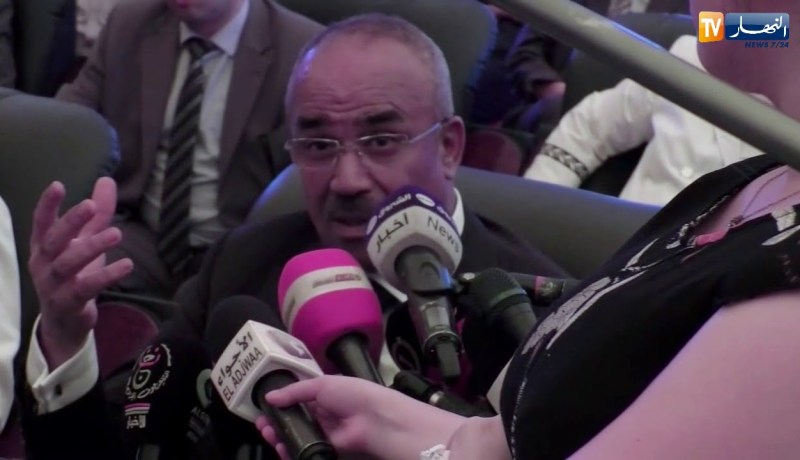 بدوي يوبخ مسؤول سعيدة: “راك تتبسم ..و أنا كي نتكلم نعطيلك تعليمات و لازم تنفذها “