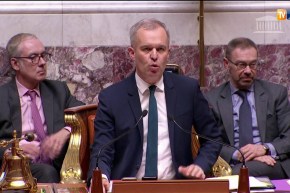 فرنسا: البرلمان يقر قانون الهجرة الجديد.. وماكرون يتخلى عن عبائته السياسية