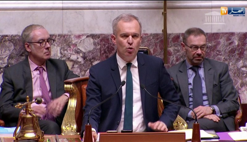 فرنسا: البرلمان يقر قانون الهجرة الجديد.. وماكرون يتخلى عن عبائته السياسية