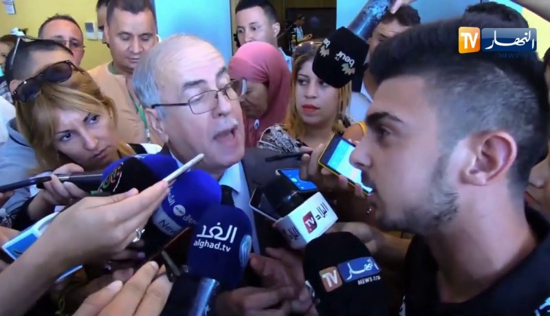 هكذا رد كريم يونس على سؤال شاب..”علاش مزالك هنا..الشعب كامل راهو رافضك”