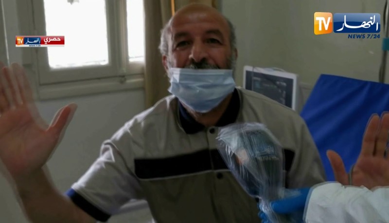 الشيخ النوي  في قلب مصلحة الأمراض المعدية بالمدية وينقل شهادات لمتماثلين للشفاء من كورونا