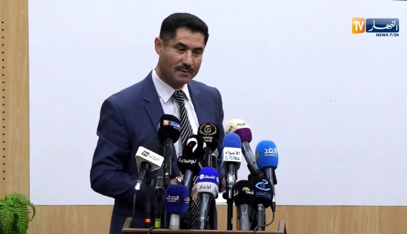 محمد لعقاب: “الرئيس لا يريد دستورا لنفسه بل يريد دستور لكل الجزائريين”