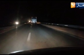 شاهد السرعة التي تسير بها هذه الحافلة بالطريق الوطني رقم 1 الرابط بين حاسي الرمل و الاغواط