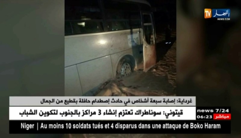 شاهد إصطدام حافلة للمسافرين بقطيع من الجمال في غرداية ..!