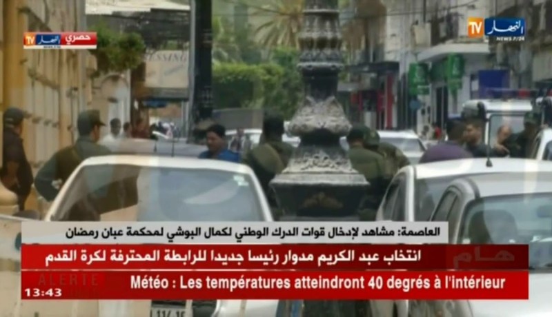 مشاهد لإدخال قوات الدرك الوطني لـ” كمال البوشي” لمحكمة عبان رمضان