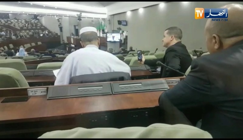 شاهد نائب برلماني يدير “السالفي” خلال تدخله في المجلس