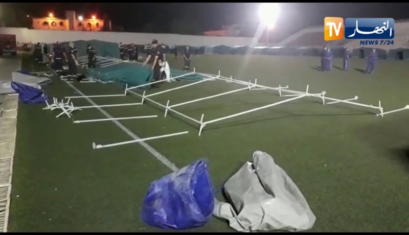 وضع الخيم  بالملعب البلدي لبلدية ميلة لفائدة العائلات للمبيت بسبب الزلزال