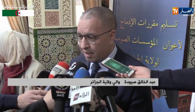 العاصمة: والي العاصمة يشرف على تسليم مقررات الإدماج لأعوان المؤسسات العمومية