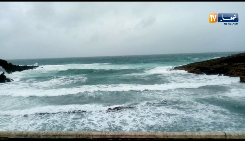 الطارف/ خلو الشارع الرئيسي من الحركة تخوفا من إنتقال الأمواج إليه و بداية إنسداد الطرق الان بالقالة