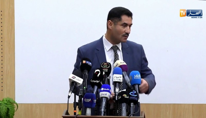 لعقاب: “سيتم توزيع مسودة الدستور على مالا يقل عن 500 جمعية وطنية وكذا نشره بموقع إلكتروني”