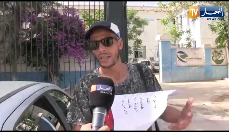 شاهد.. شاب حامل شهادة الماستر يحتج امام مقر الولاية للمطالبة بعمل في سيدي بلعباس