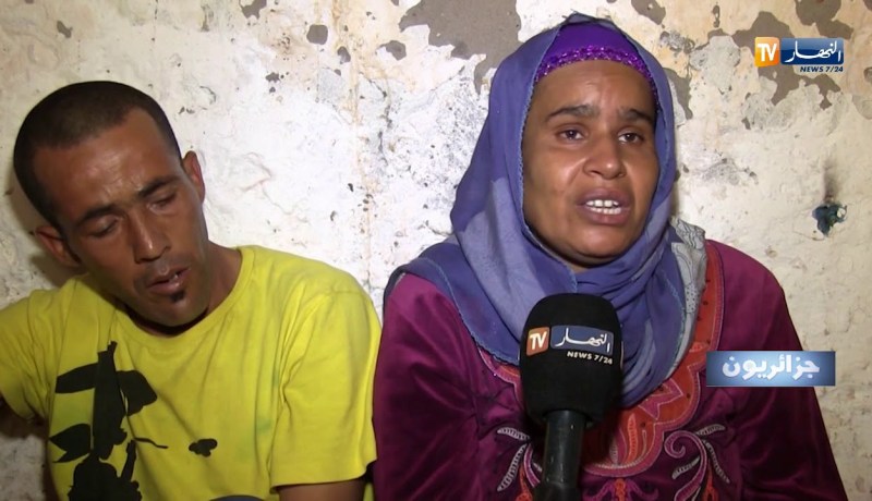 جزائريون: قصة وفاء لزوجته المريضة رغم شدة الفقر والعوز