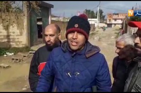 سكيكدة..هكذا يعبر تلاميذ مدرسة قرية الإخوة مسعي إلى مدرستهم خلال التقلبات الجوية