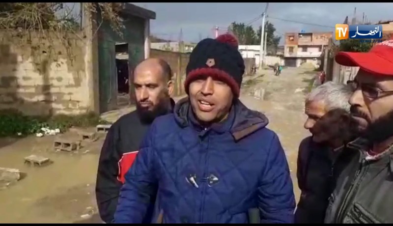 سكيكدة..هكذا يعبر تلاميذ مدرسة قرية الإخوة مسعي إلى مدرستهم خلال التقلبات الجوية