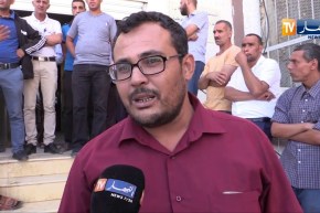 غليزان/ عمال وموظفو بلدية عين طارق ينظمون وقفة إحتجاجية لعدم صب أجورهم