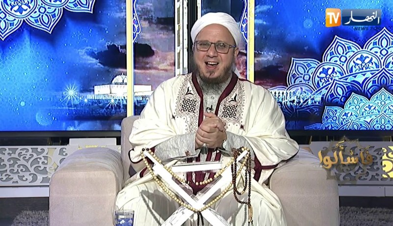 فاسألوا : أنا متزوجة وعاملة هل يجوز إعطاء أبي من الزكاة ؟