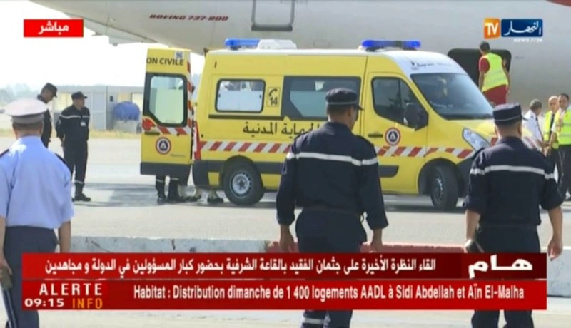 وصول جثمان المجاهد الراحل العقيد أحمد بن  شريف الى مطار هواري بومدين