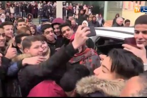 بن غبريت ترد عن سؤال حول تزاحم التلاميذ لأخذ سيلفيات معها