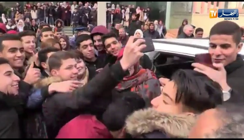 بن غبريت ترد عن سؤال حول تزاحم التلاميذ لأخذ سيلفيات معها