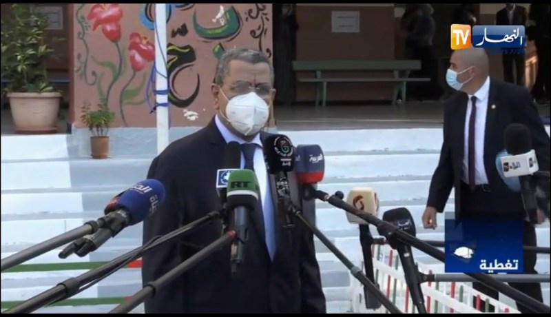 الوزير الأول عبد العزيز جراد يدلي بصوته في الإستفتاء حول مشروع تعديل الدستور