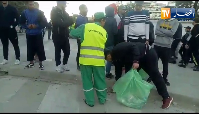 تضامن كبير بين الشباب المتظاهر مع أعوان النظافة