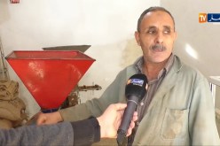 مجتمع/ هكذا يحافظ “عمي عزيز” على نكهة القهوة المميزة بطاحونة تقليدية