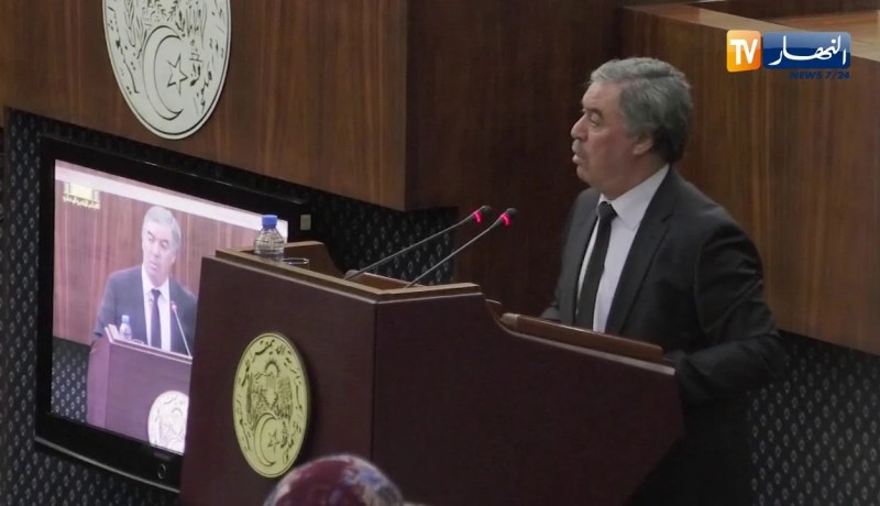 شاهد وزير التعليم العالي يبهدل النواب…كل يوم تتصلوا بيا باش نبدل الطلبة بين الجامعات