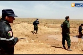 البيض: لحظة إنتشال جثة أحد المفقودين في فيضان واد بومناجي