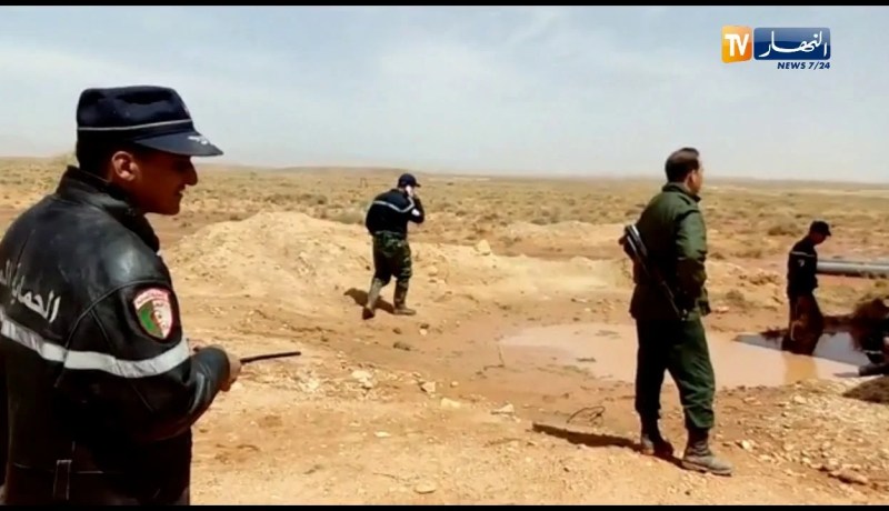 البيض: لحظة إنتشال جثة أحد المفقودين في فيضان واد بومناجي