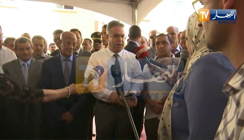 وزير السكن يوبخ مسؤولة “من عينيك عرفتك ما راكيش واثقة من نفسك”