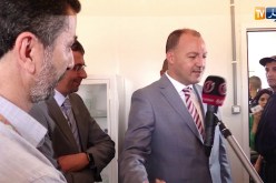 هكذا رد طبيب على الوزير “حطاب” الذي طالبه بإرتداء مئزره !