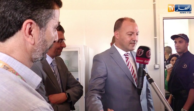 هكذا رد طبيب على الوزير “حطاب” الذي طالبه بإرتداء مئزره !