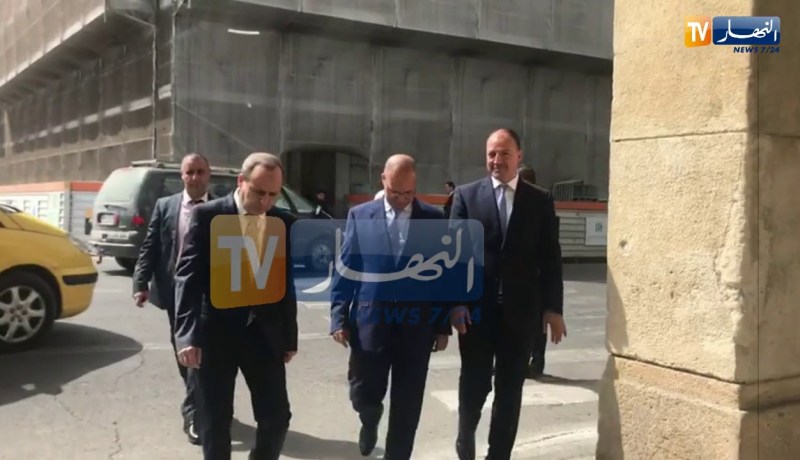 شاهد..وزراء أويحيى يتنقلون إلى مجلس الأمة سيرا