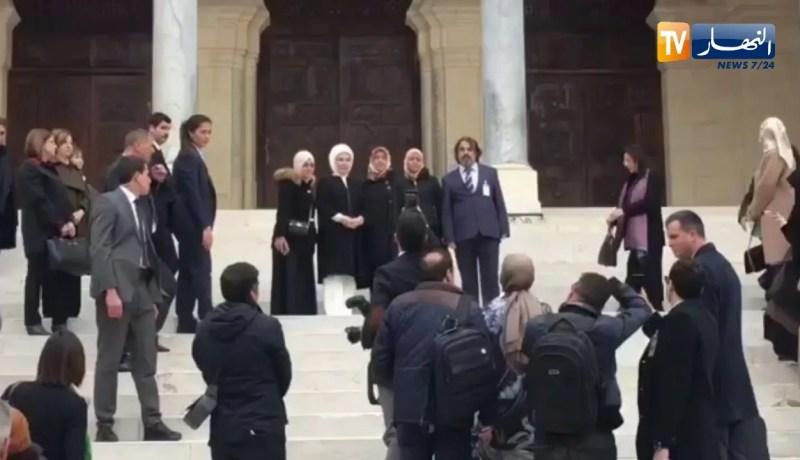 وصول زوجة أردوغان إلى مسجد “كتشاوة” بالعاصمة