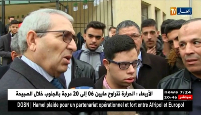 شاهد كيف إستقبل والي  البليدة أحد مرضى التريزومي