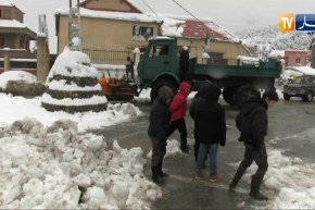 تيزي وزو: الثلوج تتسبب في غلق العديد من الطرق الوطنية والولائية