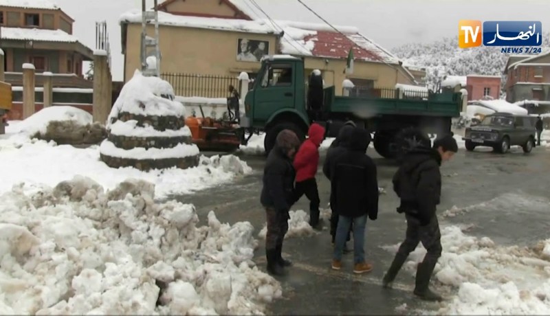 تيزي وزو: الثلوج تتسبب في غلق العديد من الطرق الوطنية والولائية