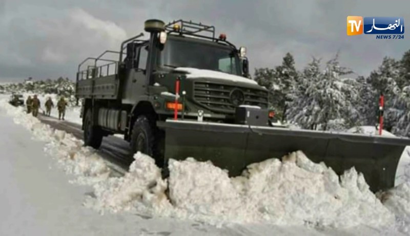 قسنطينة: تدخل أفراد الجيش لفك العزلة وفتح الطرق المقطوعة بسبب الثلوج