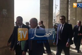 وزراء حكومة أويحيى يسيرون في شوارع العاصمة