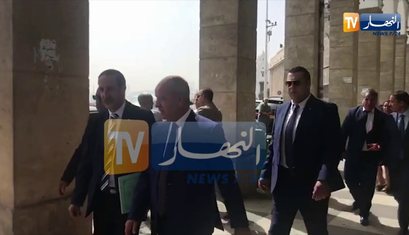 وزراء حكومة أويحيى يسيرون في شوارع العاصمة