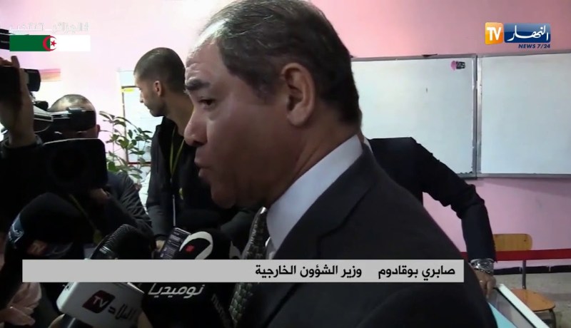 وزير الشؤون الخارجية “صابري بوقادوم” يؤدي واجبه الإنتخابي