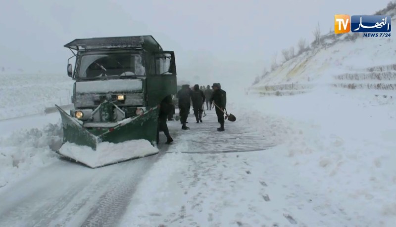 دفاع: أفراد الجيش يتدخلون لفتح الطرق المقطوعة بالناحية العسكرية الخامسة