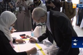 عبد القادر بن صالح يدلي بصوته الإستفتائي