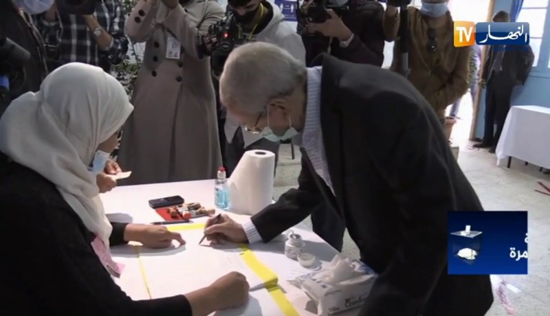 عبد القادر بن صالح يدلي بصوته الإستفتائي